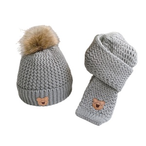 Caciula pentru copii, set doua piese, model moale si calduros cu pom pom si fular asortat, tematica I’m a baby bear, 1 – 5 ani, gri