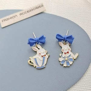 Cercei dama, model cu iepurasi cute in cescute de cafea, accesorizati cu fundite, tematica pufosenii haioase, alb cu albastru - Img 4