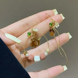 Cercei dama, model elegant cu veverita si ghinda, accesorizati cu floricele delicate, tematica dansul naturii, maro - Img 4