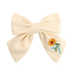 Clama de par, model school memories accesorizat cu funda supradimensionata, detaliu brodat cu elemente delicate florale, bej