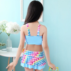 Set costum de baie pentru fetite, 3 piese, top tip bustiera, pantaloni scurti tip fustita si casca asortata, model chic elegant, imprimeu inimioare vesele, albastru - Img 2