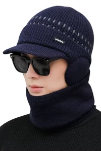 Set doua piese, caciula barbati cu fular asortat, model cu cozoroc si acoperitori pentru urechi, calduros, tematica urban style, marime universala, albastra inchis