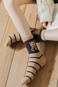 Sosete dama, model calduros cu imprimeu grafic, tematica fashion winter, marime 38 – 42, maro inchis - Img 2