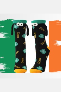 Sosete haioase, model vesel accesorizat cu manute cu magnet si ochisori, imprimeu norocos trifoi cu patru foi, tematica let's be friends, unisex, marime 36-42, negre cu portocaliu - Img 3