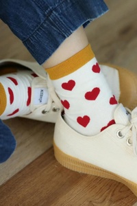 Sosete trendy, model peste glezna, imprimeu grafic cu inimioare, tematica magic heart, marime 36-42, unisex, albe - Img 2