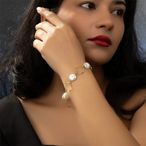 Bratara dama, model delicat, zale largi si accesorii, tematica stylish lady, reglabila, aurie - Img 3