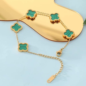 Bratara dama, model norocos, trifoi cu 4 foi, aurie, reglabila, cu accesorii verzi - Img 3