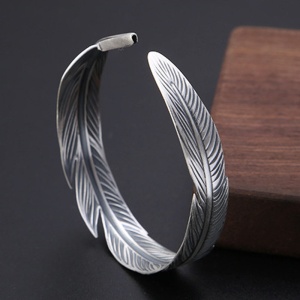 Bratara vintage, model pana delicata, tematica strong feather, unisex, argintie, - Img 2