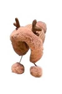 Caciula dama, accesorizata cu cornite de ren, decupaj la spate pentru par, model pom pom cu prindere sub barbie, tematica pretty cute for a deer, marime universala, roz
