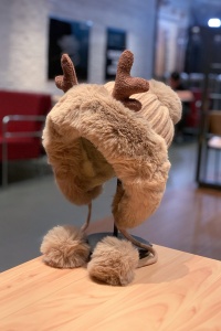 Caciula dama, accesorizata cu cornite de ren, decupaj la spate pentru par, model pom pom cu prindere sub barbie, tematica pretty cute for a deer, marime universala, maro - Img 2