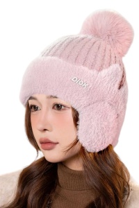 Caciula dama, model calduros cu pom pom, prelungire tip acoperitori pentru urechi, accesorizata cu urechiuse, tematica cat style, marime universala, roz