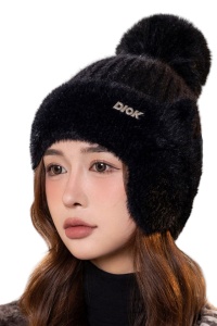 Caciula dama, model calduros cu pom pom, prelungire tip acoperitori pentru urechi, accesorizata cu urechiuse, tematica cat style, marime universala, neagra
