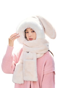 Caciula dama, model cu urechiuse de iepuras, prelungire fular calduros si spatiu pentru maini tip manusi, tematica cute little bunny, marime universala, bej