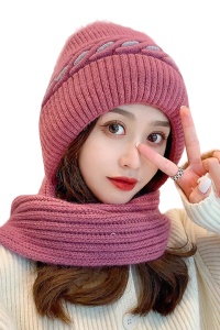 Caciula dama, model fashion cu pom pom si imitatie urechi tip fular reglabil, captuseala moale si calduroasa, detaliu distinctiv prin contrast, marime universala, rosu stins