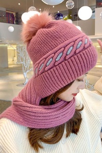 Caciula dama, model fashion cu pom pom si imitatie urechi tip fular reglabil, captuseala moale si calduroasa, detaliu distinctiv prin contrast, marime universala, rosu stins - Img 3