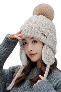 Caciula dama, model pom pom si prelungire urechi tip acoperitori, prindere reglabila si captuseala delicata, tematica mountain girl, marime universala, bej
