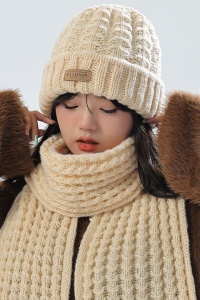 Caciula dama, set doua piese, model clasic minimalist, fular tip esarfa asortat, tematica warm and cozy winter, marime universala, bej - Img 2