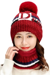 Caciula dama, set doua piese, model cu pom pom si fular calduros asortat, tematica cozy life, marime universala, rosie