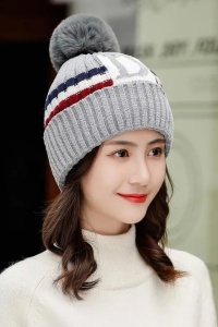 Caciula dama, set doua piese, model cu pom pom si fular calduros asortat, tematica cozy life, marime universala, gri - Img 3