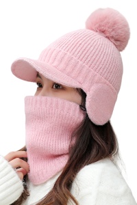 Caciula dama, set doua piese, model pom pom cu acoperitori pentru urechi si cozoroc curbat, cu fular tip guler asortat, tematica fashion winter, marime universala, roz deschis