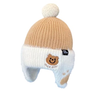 Caciula pentru copii, imprimeu cu ursulet, model calduros cu prelungire pentru urechi, tematica little funny bear, 2 – 4 ani, maro deschis