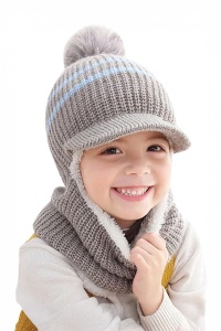 Caciula pentru copii, tip cagula, model cu cozoroc si pompom, accesoriu cute, tematica mica vedeta, 3 - 9, gri