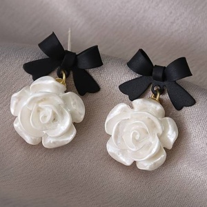 Cercei dama, model elegant cu floricele, accesorizati cu fundite, tematica beautiful nature, albi cu negru - Img 4