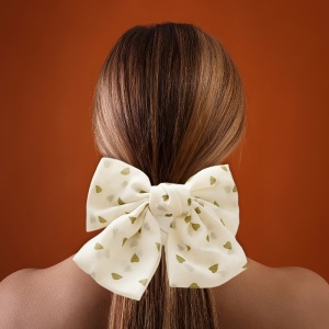 Clama de par, model accesorizat cu funda supradimensionata, imprimeu inimioare delicate, alba - Img 2