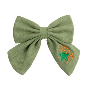 Clama de par, model school memories accesorizat cu funda supradimensionata, detaliu brodat cu elemente delicate florale, verde