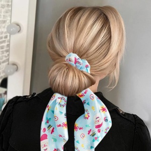 Elastic de par, model de sarbatoare cu prelungire tip ponytail, imprimeu vesel cu tematica de Craciun, albastru deschis - Img 4
