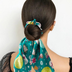 Elastic de par, model de sarbatoare cu prelungire tip ponytail, imprimeu vesel cu tematica de Craciun, verde inchis - Img 2