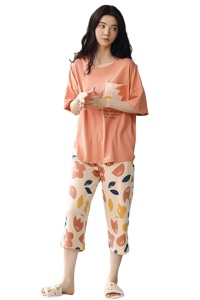 Pijama dama, set doua piese, bluza maneca scurta cu buzunar si pantaloni trei sferturi, model cu frunze, tematica o toamna colorata, portocalie