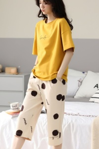 Pijama dama, set doua piese, bluza maneca scurta si pantaloni trei sferturi, model cu imprimeu abstract, tematica clasic elegant, galbena - Img 3