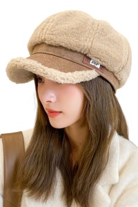Sapca dama, model pufos cu cozoroc, confortabila, tematica british style, marime universala, bej