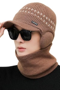 Set doua piese, caciula barbati cu fular asortat, model cu cozoroc si acoperitori pentru urechi, calduros, tematica urban style, marime universala, maro