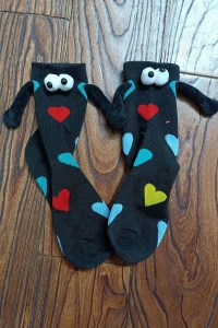 Sosete haioase, model vesel accesorizat cu manute cu magnet si ochisori, imprimeu cu inimioare, tematica crazy couple love, unisex, marime 36-42, multicolore cu negru - Img 2