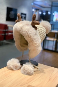 Caciula dama, accesorizata cu cornite de ren, decupaj la spate pentru par, model pom pom cu prindere sub barbie, tematica pretty cute for a deer, marime universala, crem - Img 2