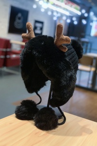 Caciula dama, accesorizata cu cornite de ren, decupaj la spate pentru par, model pom pom cu prindere sub barbie, tematica pretty cute for a deer, marime universala, neagra - Img 2