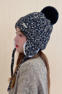 Caciula dama, model pom pom si prelungire urechi tip acoperitori, prindere reglabila si captuseala delicata, tematica mountain girl, marime universala, neagra - Img 3