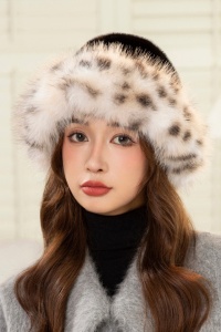 Caciula dama, model pufos cu bordura, imprimeu animal print, tematica fluffy winter, marime universala, neagra - Img 4