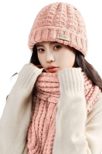Caciula dama, set doua piese, model clasic minimalist, fular tip esarfa asortat, tematica warm and cozy winter, marime universala, roz