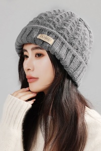 Caciula dama, set doua piese, model clasic minimalist, fular tip esarfa asortat, tematica warm and cozy winter, marime universala, gri - Img 2