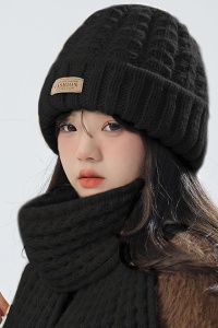 Caciula dama, set doua piese, model clasic minimalist, fular tip esarfa asortat, tematica warm and cozy winter, marime universala, negru - Img 2