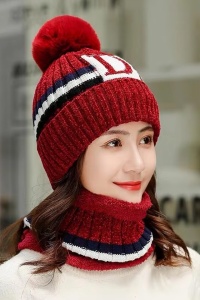 Caciula dama, set doua piese, model cu pom pom si fular calduros asortat, tematica cozy life, marime universala, rosie - Img 3