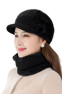 Caciula dama, set doua piese, model elegant pufos cu cozoroc si accesorizat cu fundita si fular tip guler asortat, captuseala calduroasa, tematica elegant winter flowers, marime universala, neagra