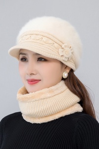 Caciula dama, set doua piese, model elegant pufos cu cozoroc si accesorizat cu fundita si fular tip guler asortat, captuseala calduroasa, tematica elegant winter flowers, marime universala, bej - Img 3