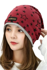 Caciula dama tip bandana, model cool cu stelute dublat la interior, despicatura la ambele parti, tematica urban style, marime universala, rosie