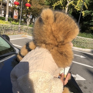 Caciula pentru copii, accesorizata cu urechiuse si codita de vulpita, model pufos si funny, prindere reglabila, tematica happy little fox, 3 – 8 ani, maro - Img 2
