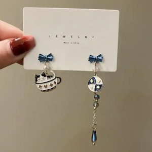 Cercei dama, model cu pisica norocoasa, accesorizati cu cristale din sticla si fundite, tematica lucky cat, negri cu alb - Img 4