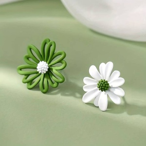 Cercei dama, model delicat cu flori de primavara, tematica beautiful flower, verde cu alb - Img 3